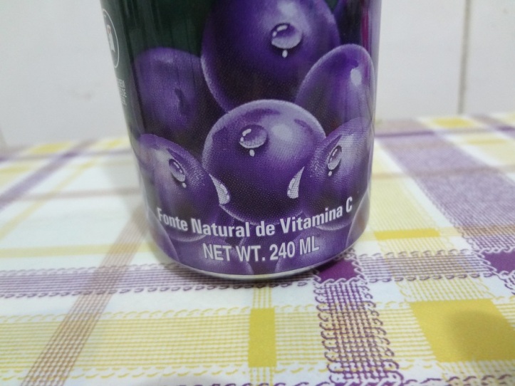 bebida uva roxa com pedaços de fruta bon bon
